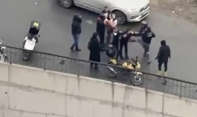Bakırköy'de tekmeli yumruklu yol kavgası