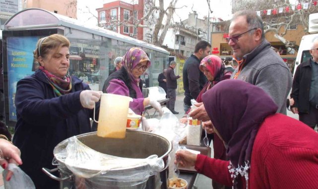 Balıkesir'de 2 bin kişiye zeytinyağlı çorba ikramı