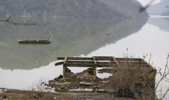 Barajda sular çekilince evler ortaya çıktı