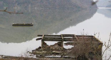 Barajda sular çekilince evler ortaya çıktı