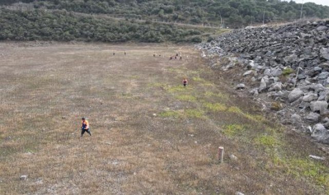 Barajlarda sular çekildi, atıklar gün yüzüne çıktı