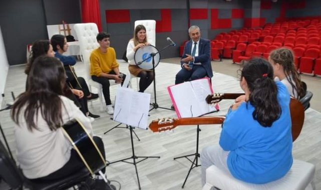 Başkan Kaplan, gitar kursu öğrencileri ile bir araya geldi