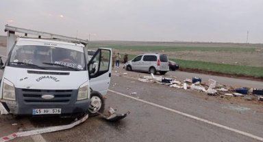 Batman'da kamyonet, hafif ticari araçla çarpıştı; kilolarca balık yola saçıldı