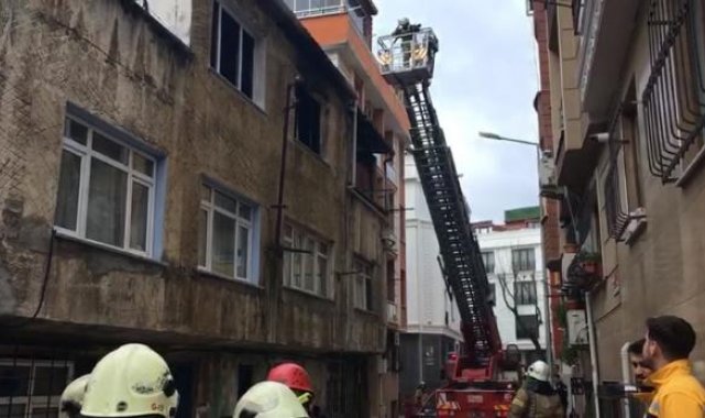 Bayrampaşa'da 2 katlı binanın 2'nci katında yangın