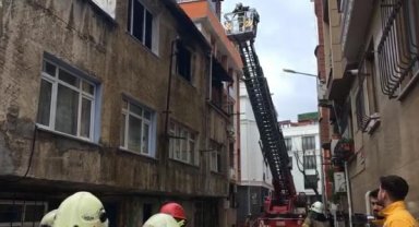 Bayrampaşa'da 2 katlı binanın 2'nci katında yangın