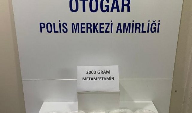 Bayrampaşa'da otomobildeki müzik setinde gizlenmiş 2 kilo uyuşturucuyla yakalandı