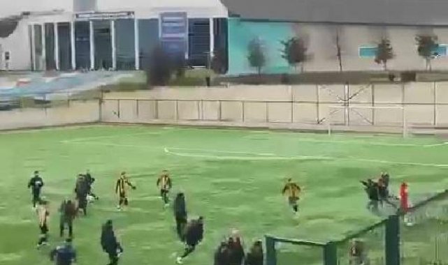 Bayrampaşa'daki amatör lig maçında taraftarlar sahaya inip futbolculara saldırdı