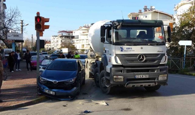 Beton mikserinin çarptığı otomobil trafik ışığına vurarak durabildi