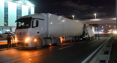 Beylikdüzü'nde kamyonet yola park edilen TIR'a çarptı