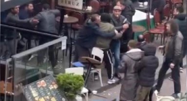 Beyoğlu'nda kafede baltalı saldırgan paniği
