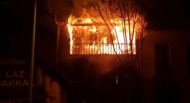 Beyoğlu'nda çıkan yangında dumandan etkilenen kediye itfaiyeden kalp masajı