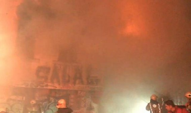 Beyoğlu'nda metruk binada yangın çıktı, mahsur kalan olduğu iddia ediliyor