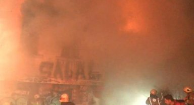 Beyoğlu'nda metruk binada yangın çıktı, mahsur kalan olduğu iddia ediliyor