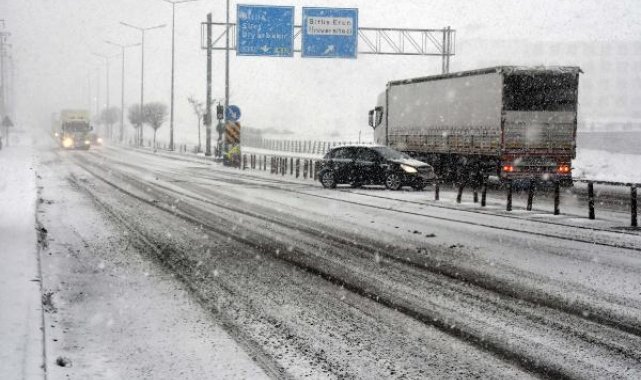Bitlis'te beklenen kar yağışı başladı