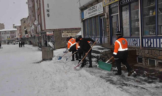 Bulanık'ta kar yağışı: 89 yerleşim yerinin yolu kapandı