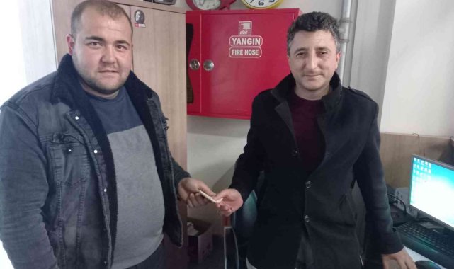 Bulduğu cüzdan ve paranın sahibine ulaşmak için kapı kapı dolaşıyor