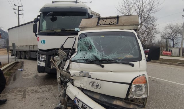 Bursa'da TIR ile kamyonet çarpıştı, sıkışan yolcuyu itfaiye kurtardı