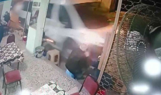 Bursa'da yürekleri ağza getiren anlar..Minibüsün altında kalmaktan kıl payı kurtuldular