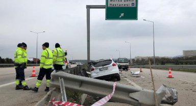 Bursa'da refüje çarpan otomobile bariyer saplandı; sürücü öldü