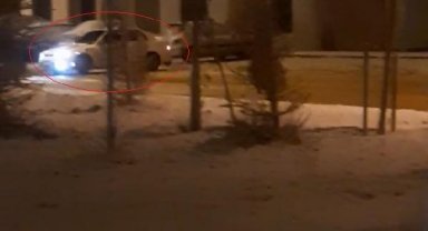 Buz tutan yolda drift atan sürücü kamerada
