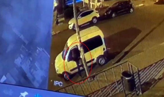 Camı açık unutulan hafif ticari araçtan hırsızlık kamerada