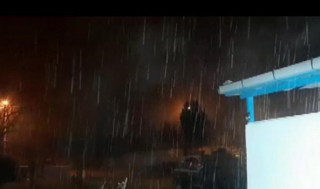Çatalca'da gece saatlerinde kar yağdı