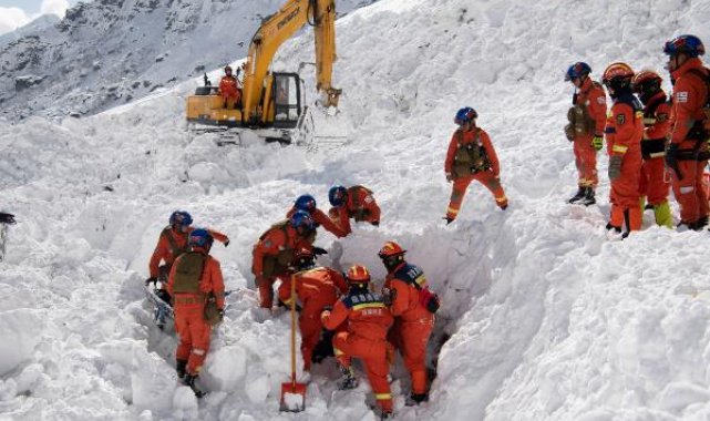Çin'de otoyola çığ düştü: 28 ölü