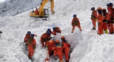 Çin'de otoyola çığ düştü: 28 ölü