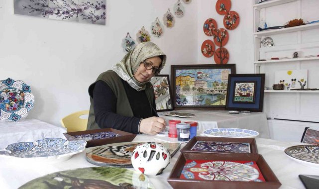 Çini ustası yetiştirebilmek için 56 yaşından sonra liseye başladı