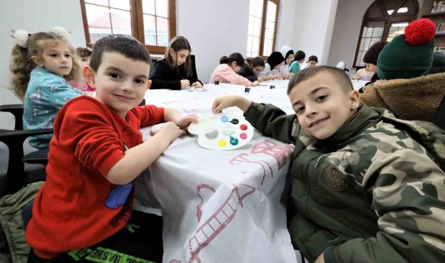 Çocuklar atölyelerde hem eğleniyor hem öğreniyor