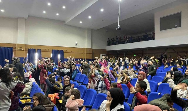 Çocuklara karne hediyesi olarak çeşitli gösteriler sahnelendi