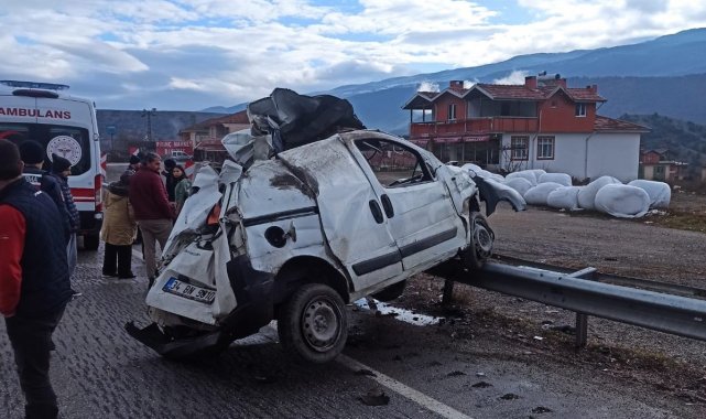 D100'de takla atan panelvan araç bariyerlere çarptı: 1 yaralı