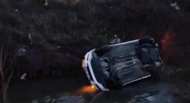 Dereye düşen otomobildeki 2 kadın yaralandı