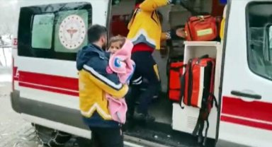 Dicle bebek, kardan kapanan yol açılarak hastaneye ulaştırıldı
