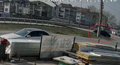 Direksiyonunda rahatsızlandığı otomobille ters yöne girip kaza yaptı; o anlar kamerada