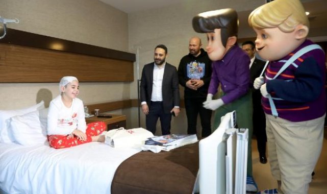 Distoni hastası minik Zeynep'e Rafadan Tayfa maskotlarından ziyaret