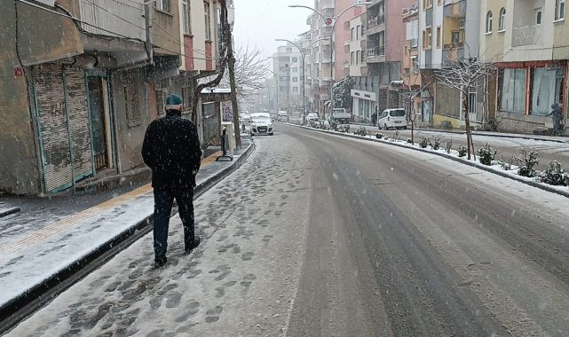 Diyarbakır kırsalı beyaza örtüyle kaplandı