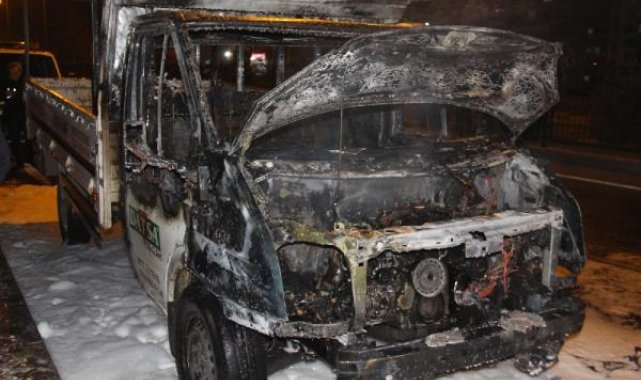 Diyarbakır'da, seyir halindeki kamyonetin alev alev yanması kamerada