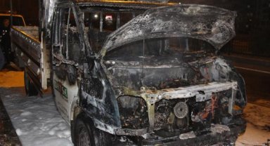 Diyarbakır'da, seyir halindeki kamyonetin alev alev yanması kamerada