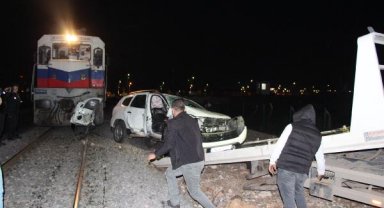 Diyarbakır'da yük treni hemzemin geçitte otomobile çarptı: 4 yaralı
