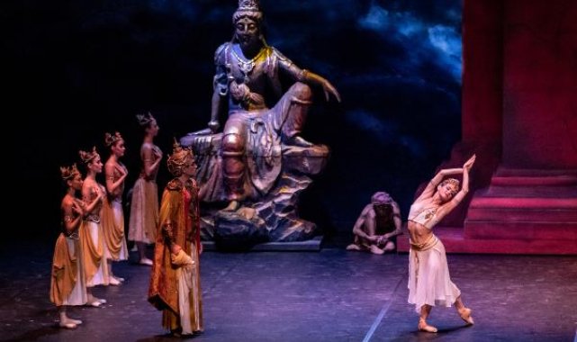 Dünyaca ünlü balerin Petra Conti 'La Bayadere'de sahne aldı