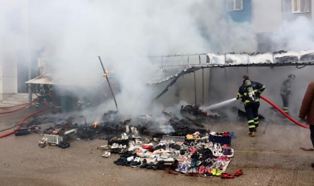 Edirne'de 3 seyyar tezgah yandı; 1'i yavru 2 köpek kurtarıldı