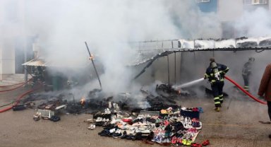 Edirne'de 3 seyyar tezgah yandı; 1'i yavru 2 köpek kurtarıldı