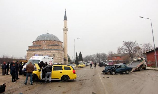 Edirne'de taksi ile otomobilin çarpıştığı kaza kamerada