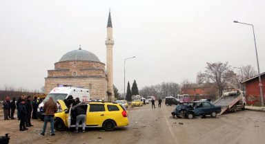 Edirne'de taksi ile otomobilin çarpıştığı kaza kamerada