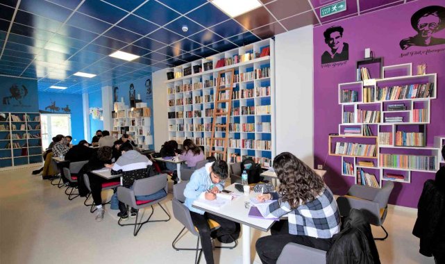 Efelerli gençler Kitap Kafelere ilgi gösteriyor