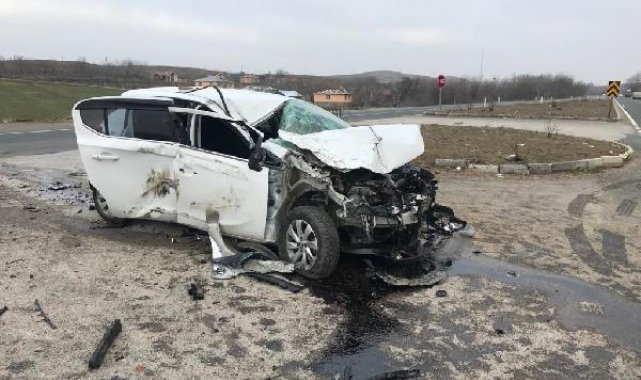 Elazığ'da, kamyonla çarpışan otomobildeki Albay ve eşi yaralandı