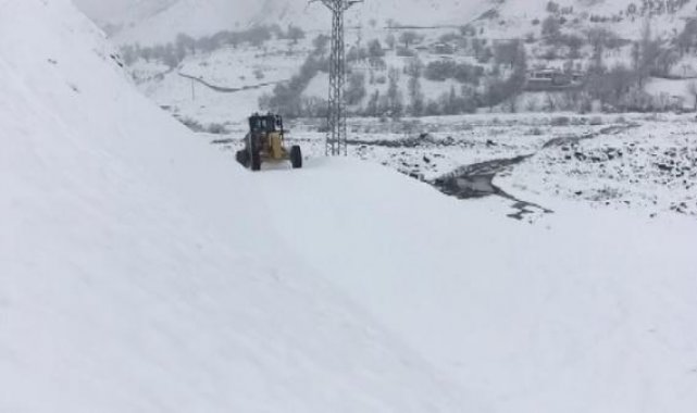 Elazığ'da kardan kapalı 146 köy yolundan 41'i açıldı