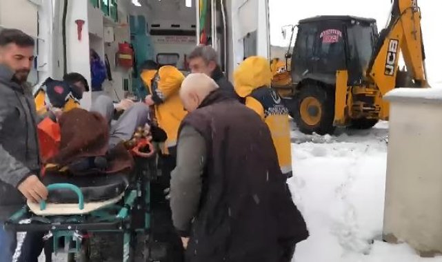 Elazığ'da köyde mahsur kalan hasta, yol açılarak hastaneye yetiştirildi