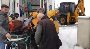 Elazığ'da köyde mahsur kalan hasta, yol açılarak hastaneye yetiştirildi